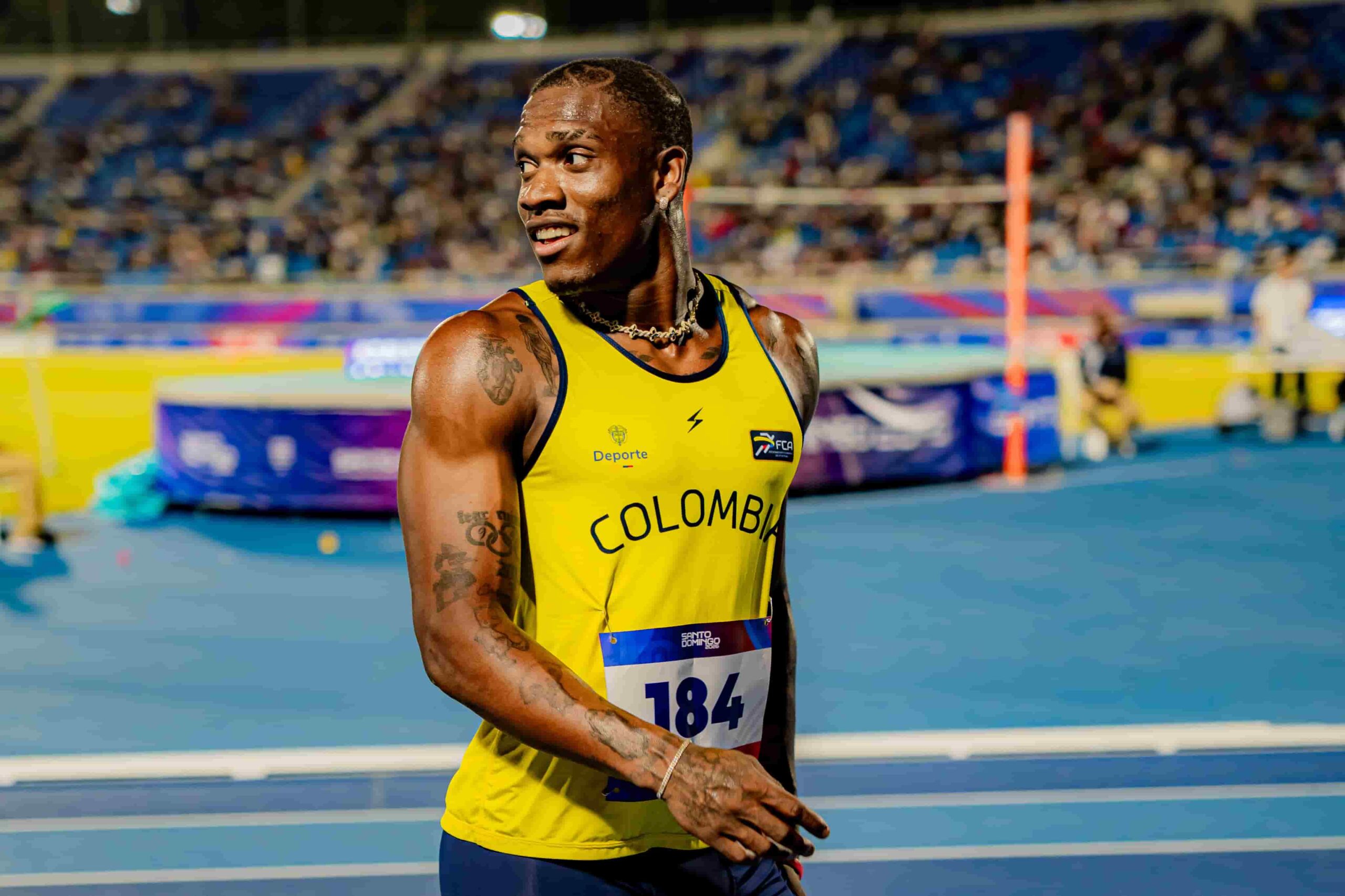 Ronal Longa camina una pista de atletismo.