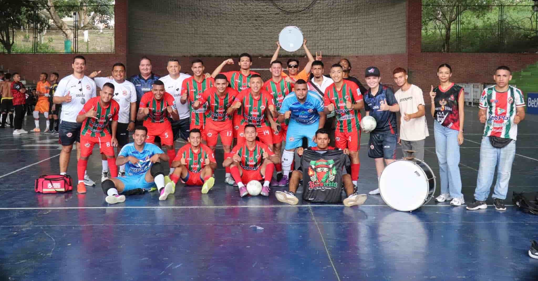 Equipo Sabaneros F.C. completo con hinchas en la mitad de la cancha.