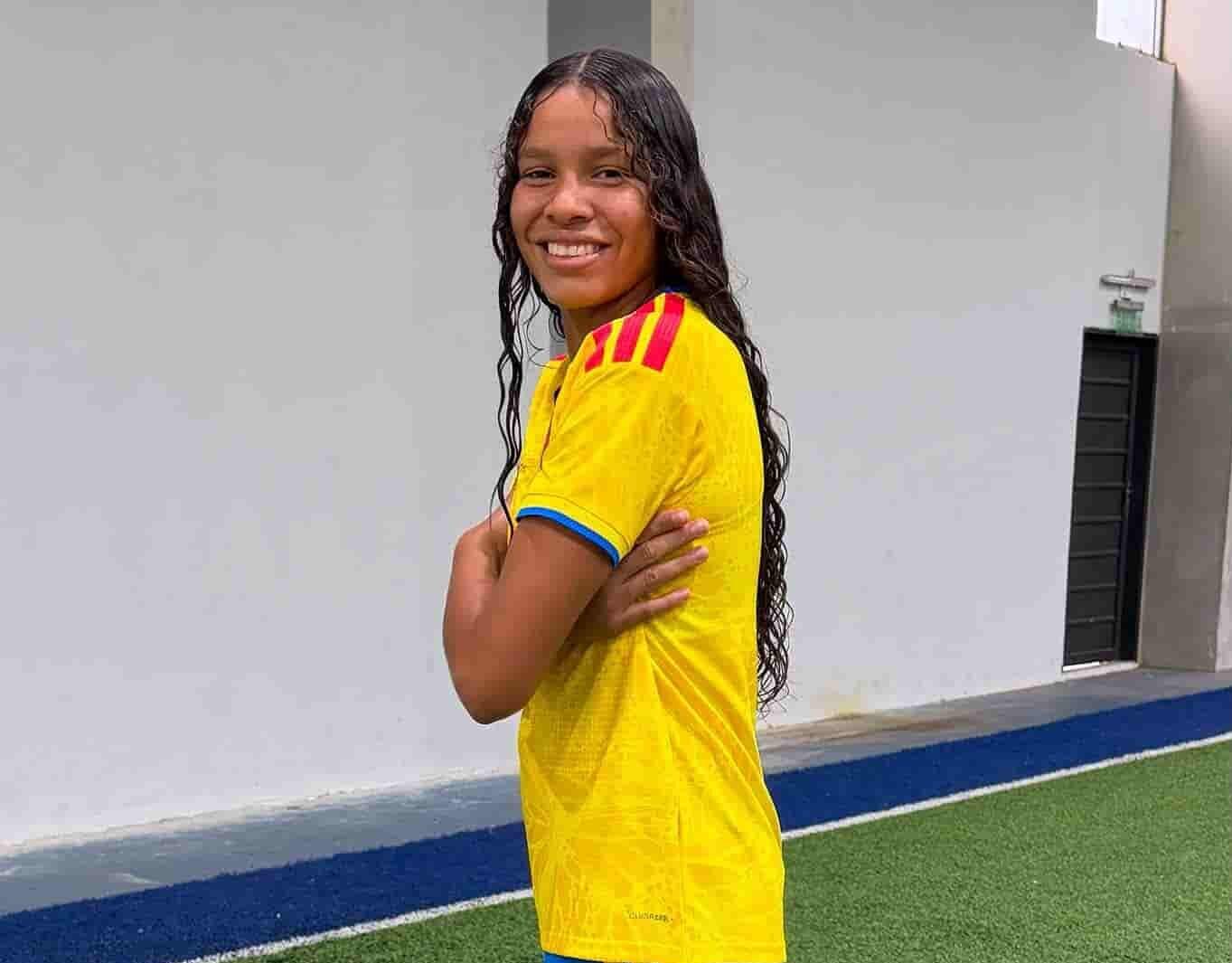 Jugadora Kiara Herrara, del departamento de Sucre posa con el uniforme de la Selección Colombia.