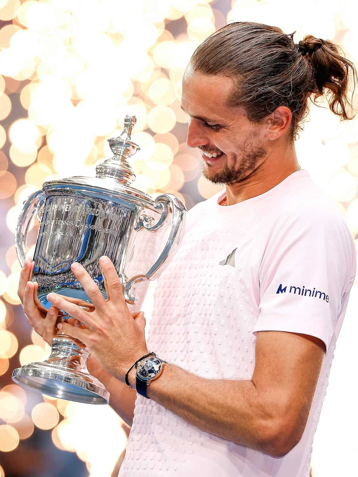 Alexander Zverev sonriendo con el trofeo.