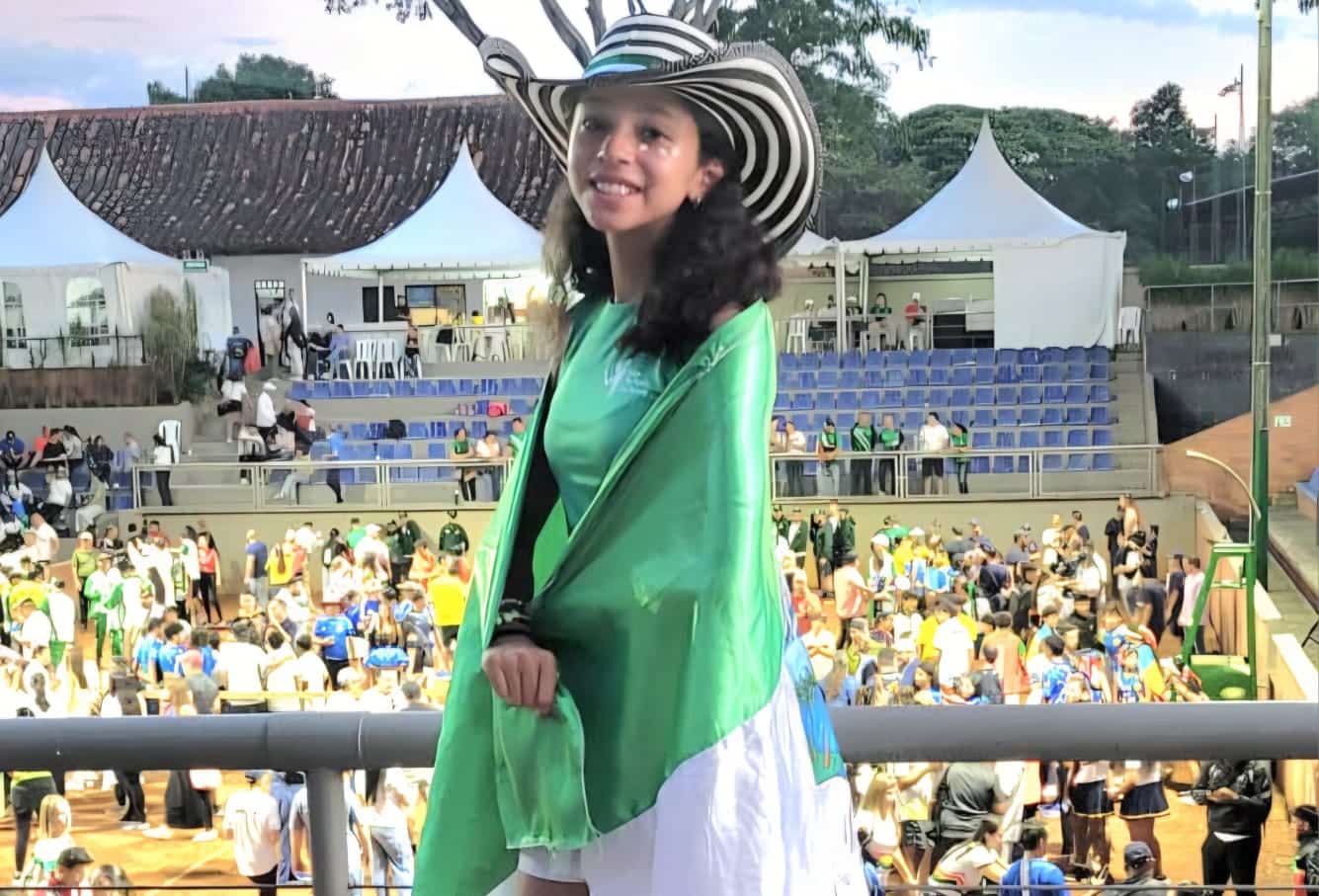 Valeria Arteaga envuelta en una bandera de Sucre.