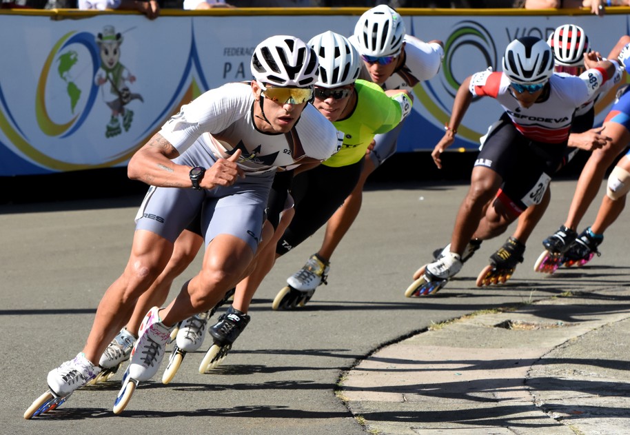 Un grupo de patinadores disputan una carrera en Guarne.