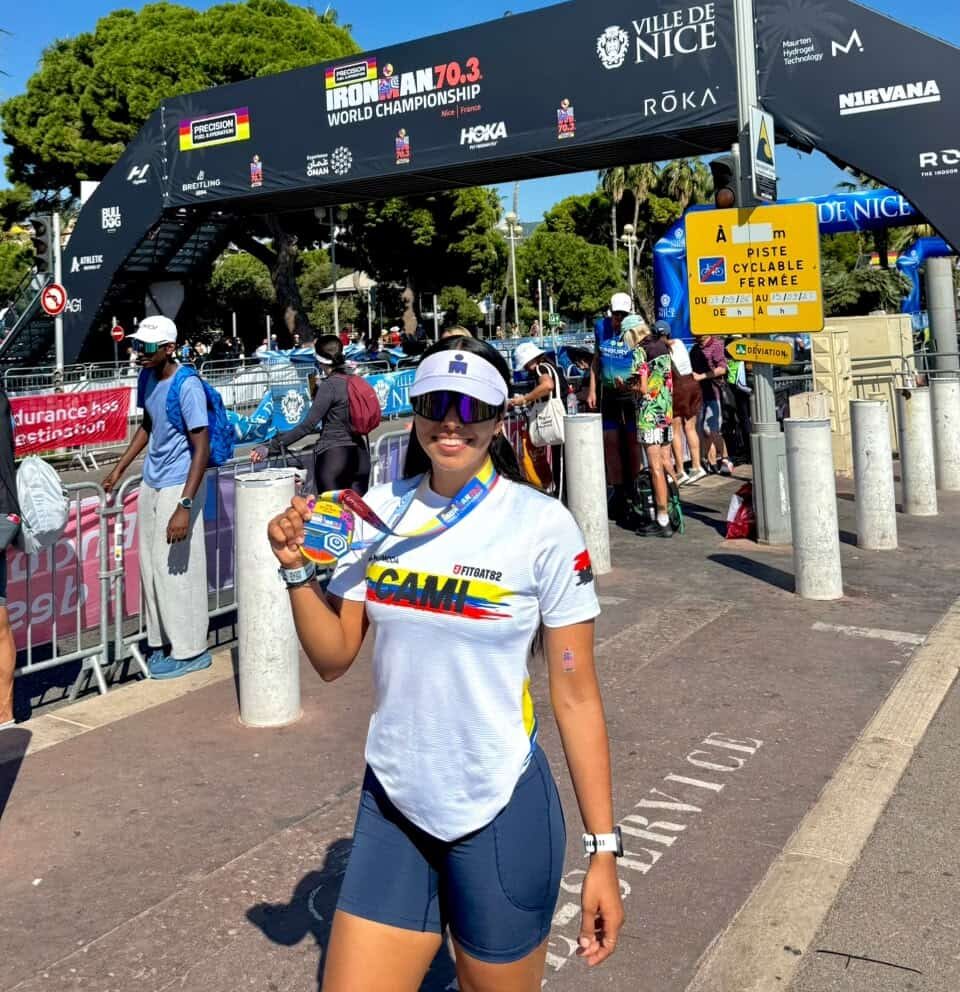 Camila con su medalla tras llegar a la meta.