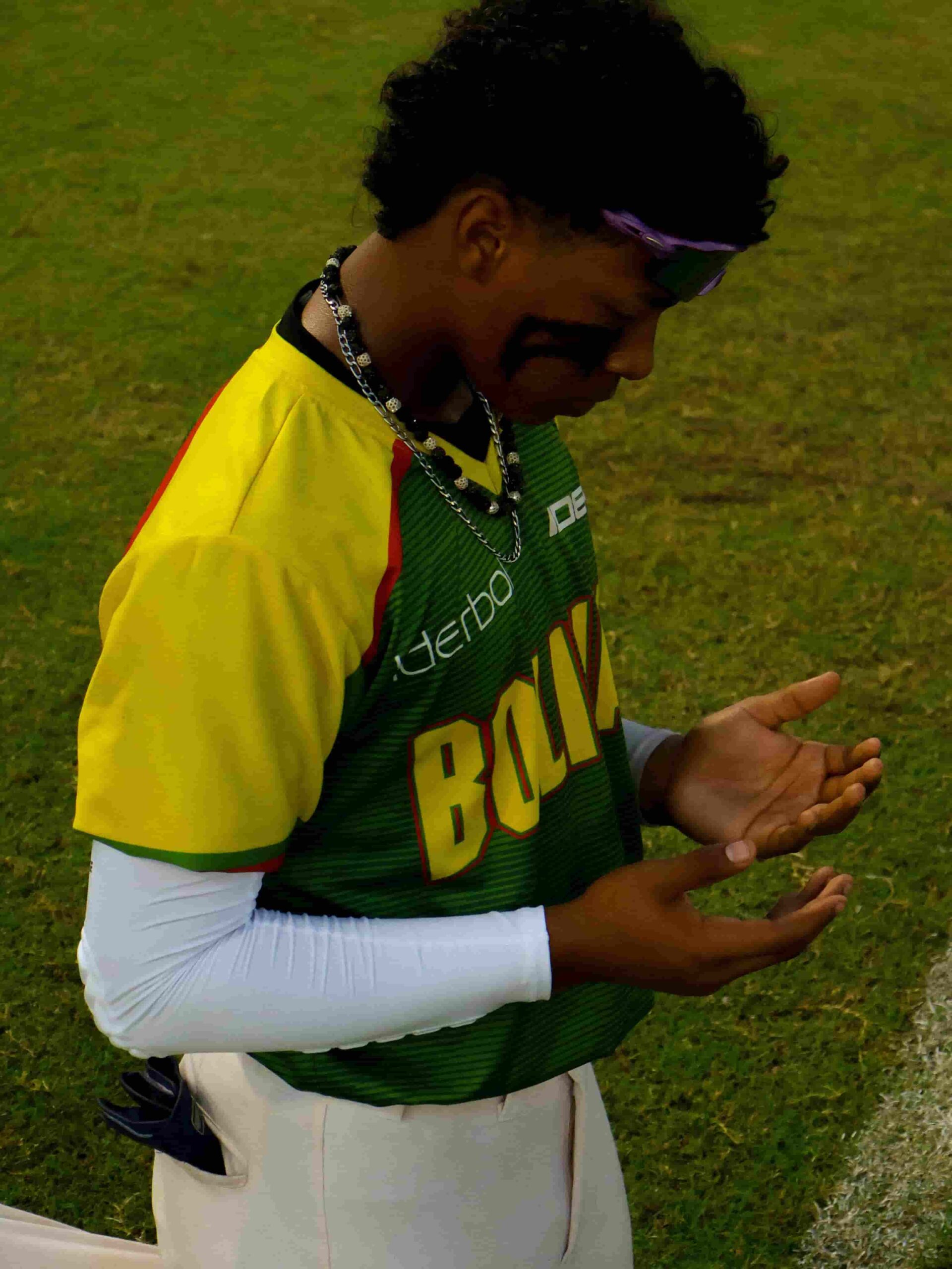 Un pelotero de Bolívar está de rodillas dando gracias a Dios por el triunfo.