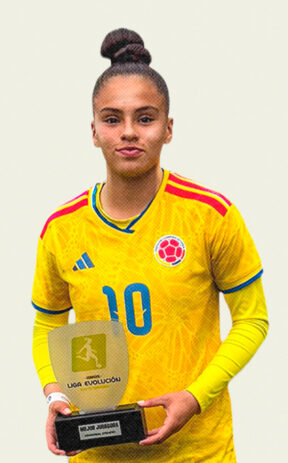 Alejandra Díaz con su trofeo de mejor jugadora de la Liga Evolución Sub-15.