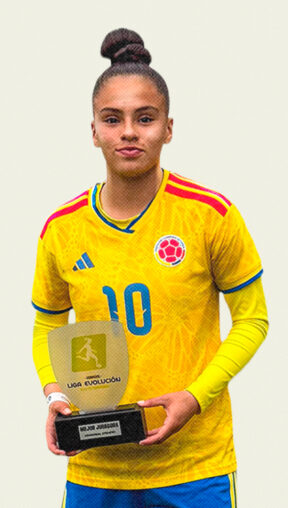 Alejandra Díaz con su trofeo de mejor jugadora de la Liga Evolución Sub-15.