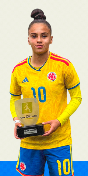 Alejandra Díaz con su trofeo de mejor jugadora de la Liga Evolución Sub-15.