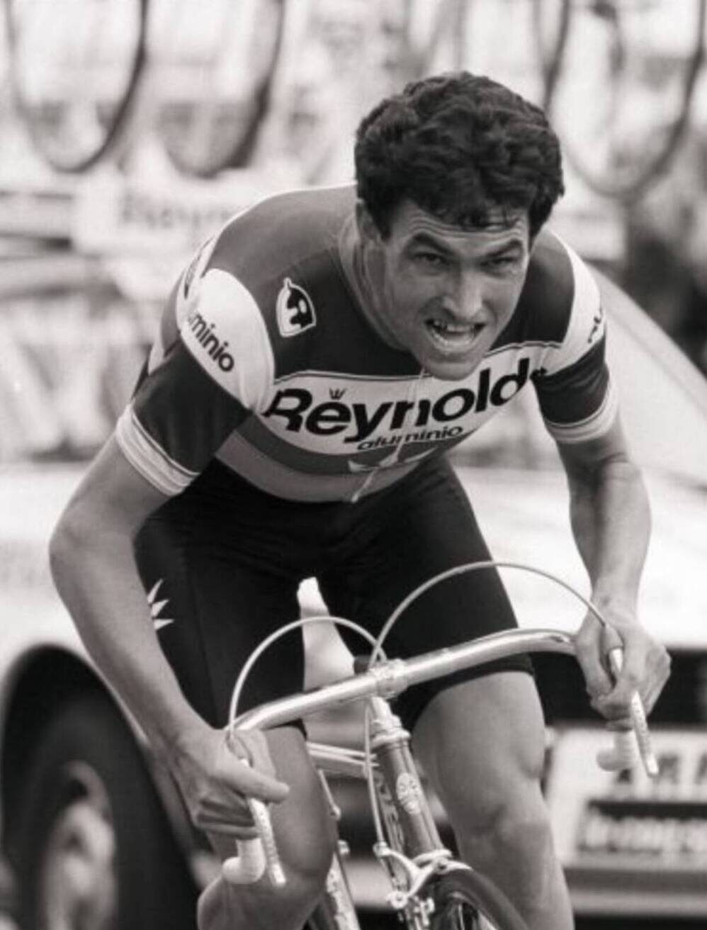Ángel Arroyo sobre la bicicleta corriendo para Reynols.