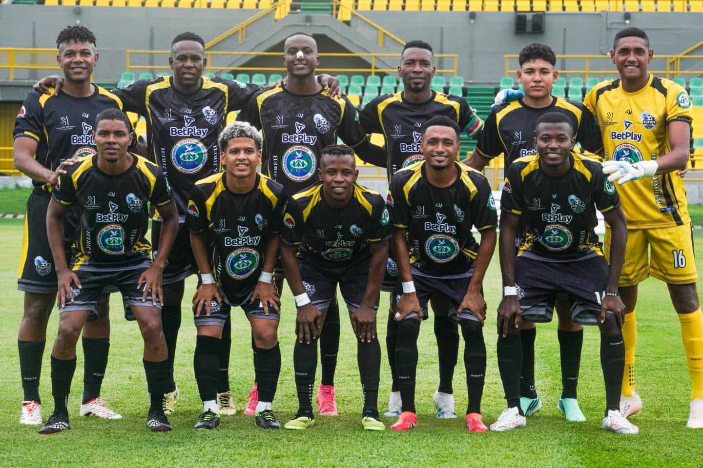 Atlético Jireh en mitad de una cancha.