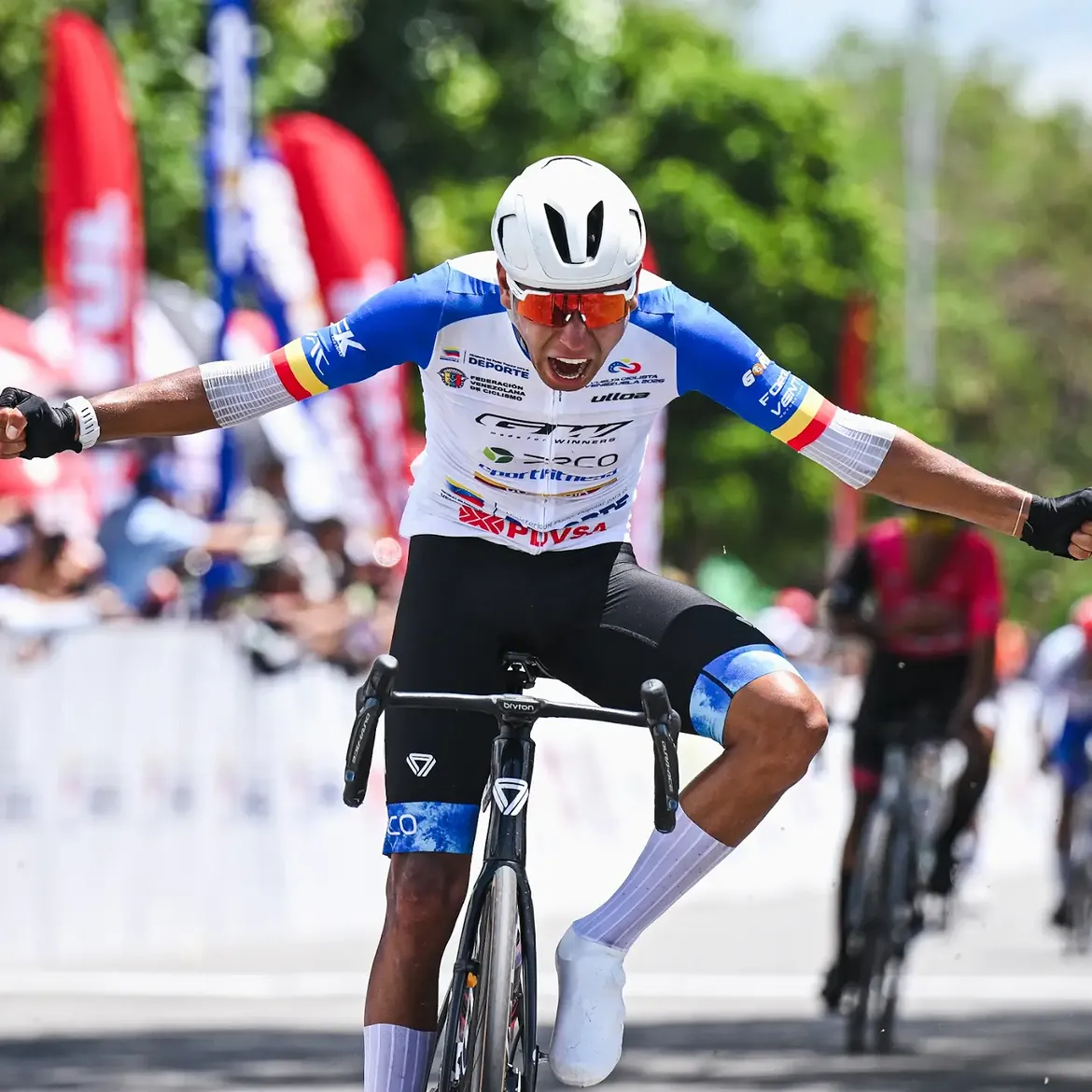Brandon Rojas festeja sobre la bicicleta en la Vuelta a Venezuela.
