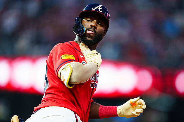 Michael Harris II, celebra batazo.