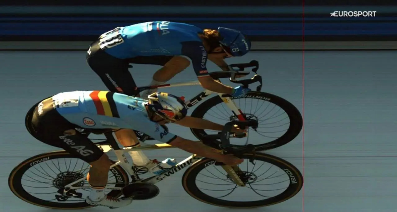 Giulio Ciccone y Remco Evenepoel cruzan la línea de meta en un apretado esprint.