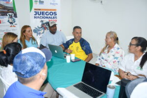 Mesa de trabajo entre organizadores de los Juegos Nacionales 2027 y representantes del sector turístico y hotelero de Tolú y Coveñas.