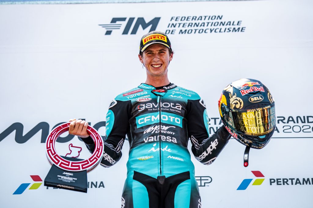 Máximo Quiles con los trofeos de campeón de Moto3.