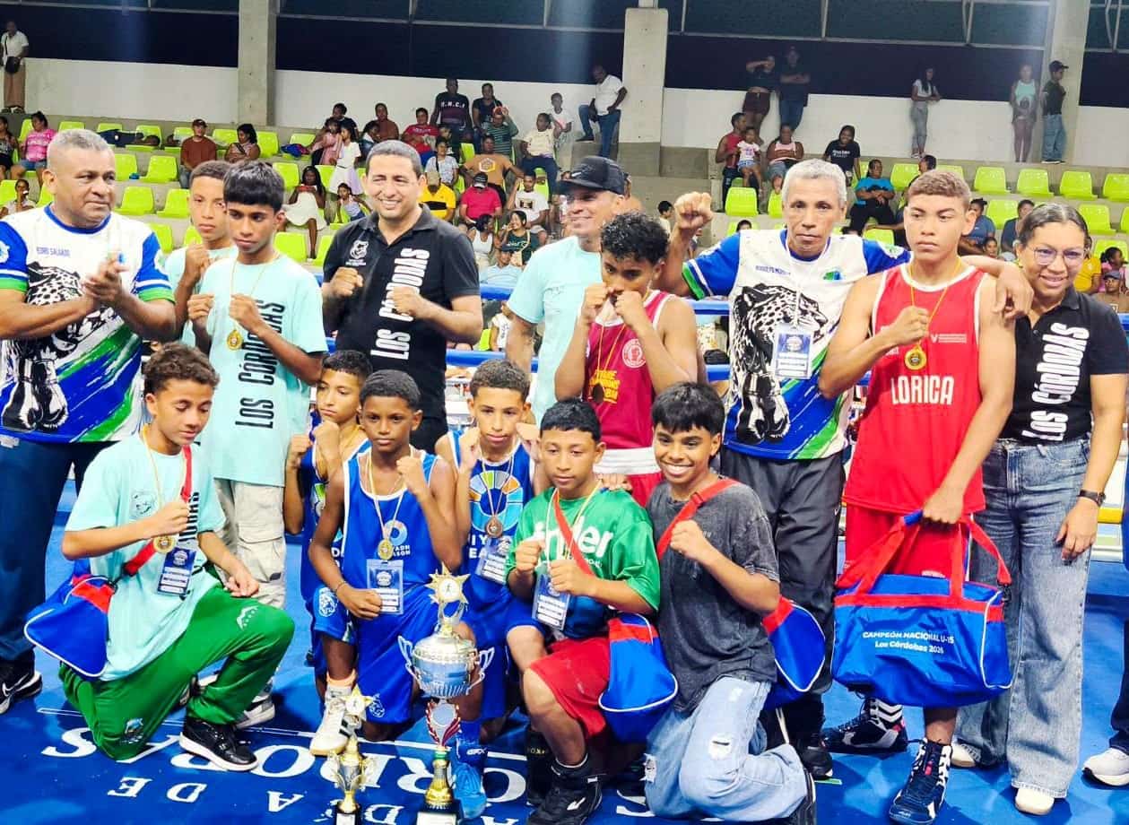 Miembros de los equipos que quedaron campeones.