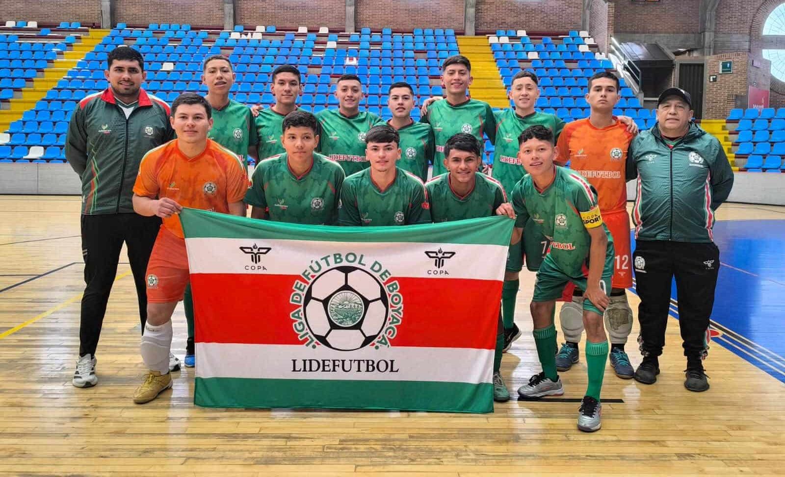 Equipo de Boyacá en la mitad de la cancha.