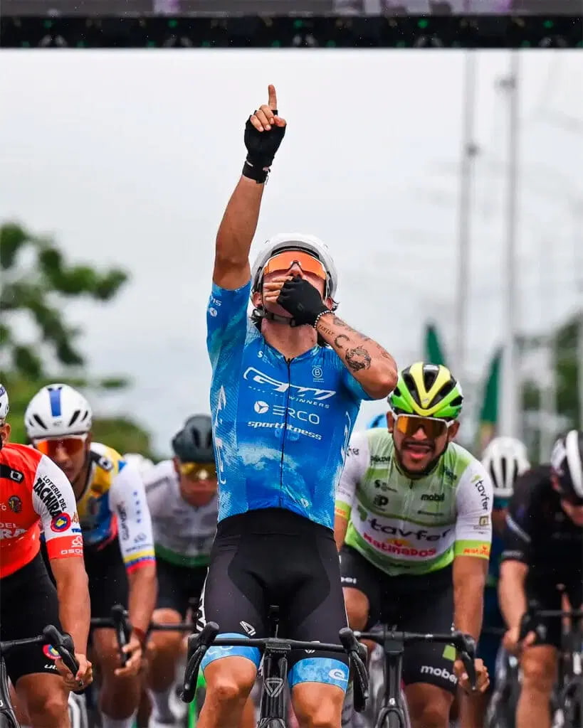 Nicolás David Gómez cruza la línea de meta en primer lugar durante la Vuelta a Venezuela.