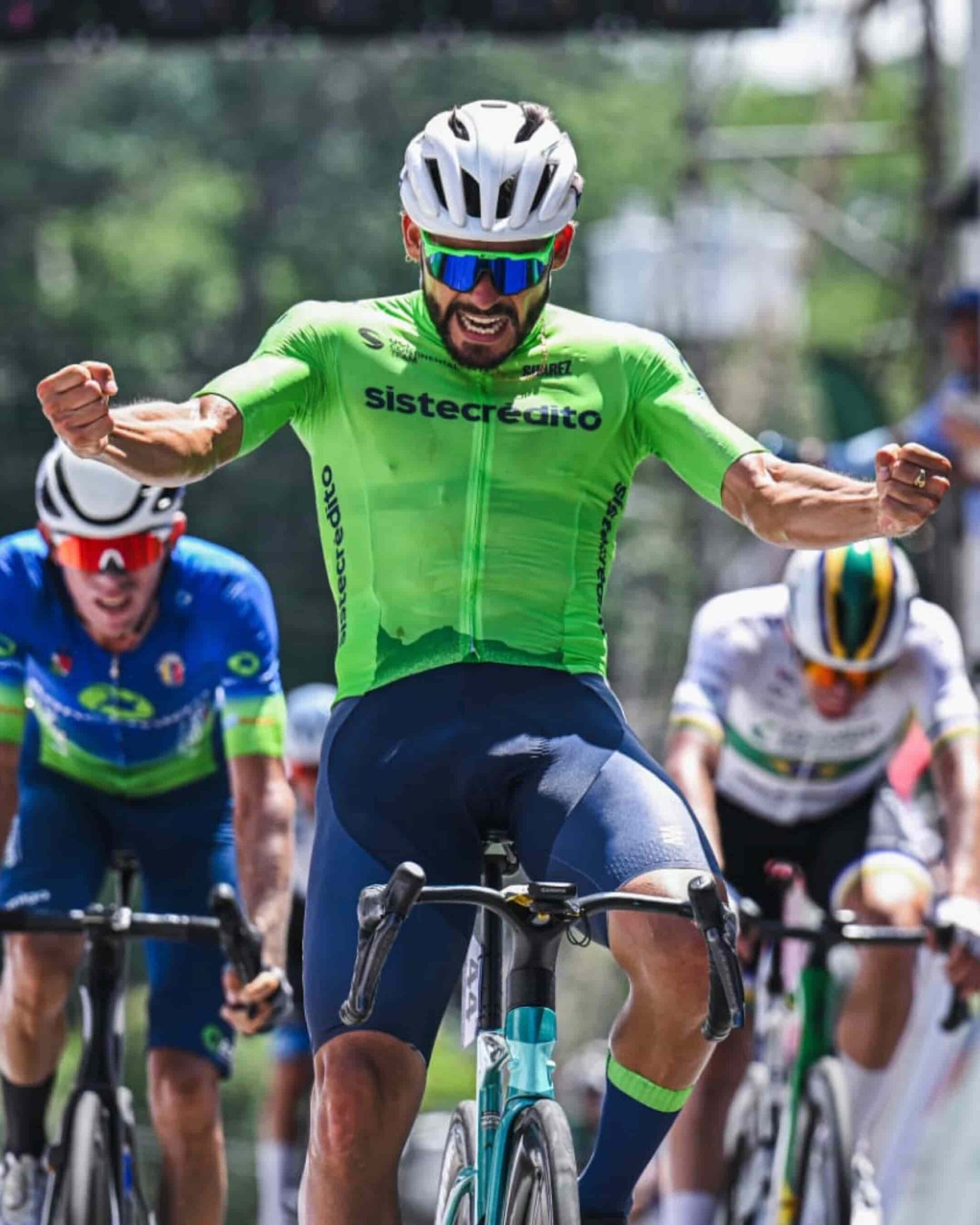 Juan Diego Hoyos, del Team Sistecredito llega primera a la meta y festeja.