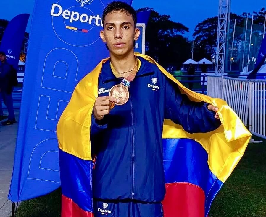 Walter Carriazo arropado con la bandera de Colombia.